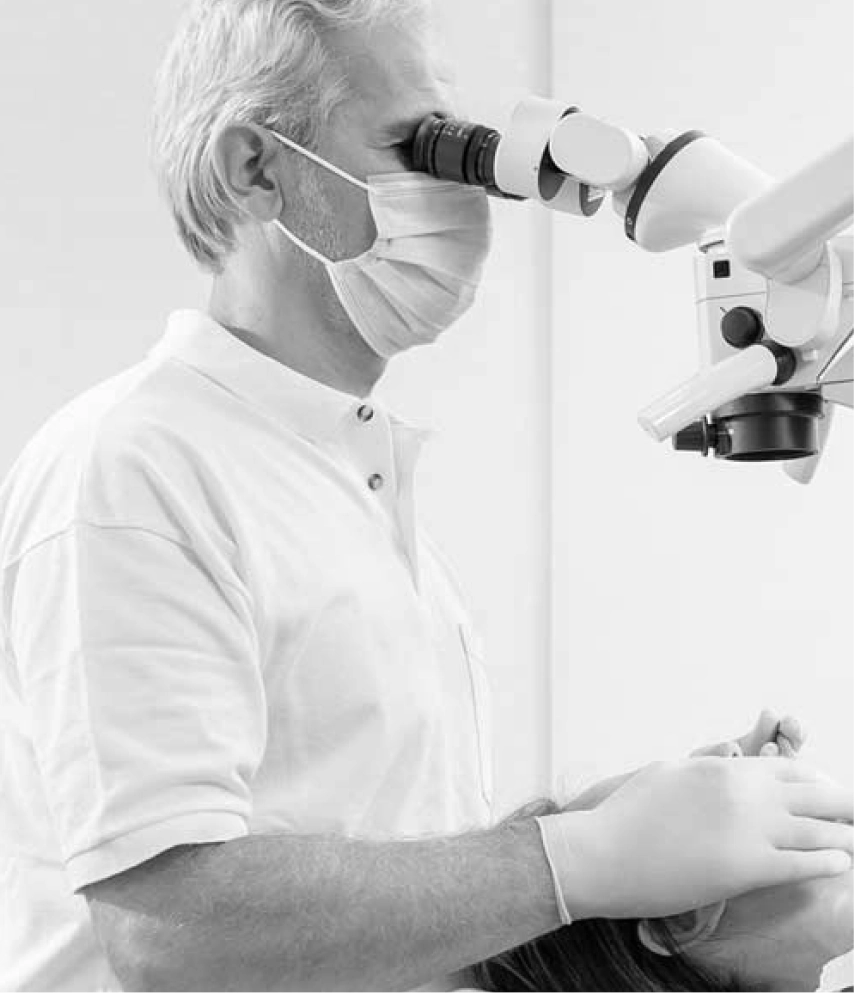 眼睛對上顯微鏡的目鏡情況下施作